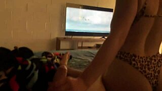 No puedo concentrarme en la pelicula viendo a mi hermanastra con su sexy bikini en la casa de playa