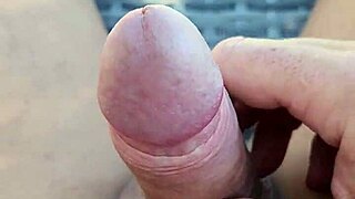 Do you like me jerking off here?