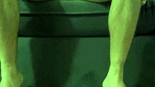 essa novinha adora sentar mostrando a bucetinha