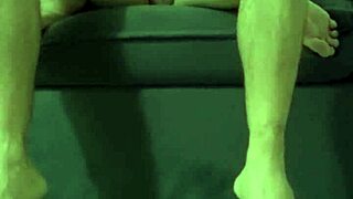 essa novinha adora sentar mostrando a bucetinha