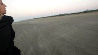 gostosa walks in panties fucks on beach for money