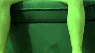 essa novinha adora sentar mostrando a bucetinha