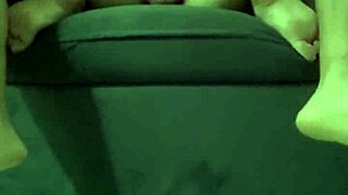 essa novinha adora sentar mostrando a bucetinha