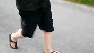 morgens mit nylonfüßen in birkenstocks unterwegs