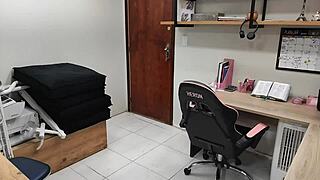 Caught stealing glasses, she offered her ass for silence, and the big-dicked guy filled it with cum, featuring Vagninho and Luna Oliveira.