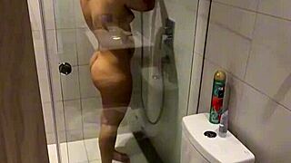 Mi cuñada se estaba bañando y no me resistí a entrar a follarla