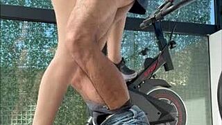 hermanastra argentina sucking dick in the gym.