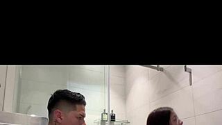 Mi cuñada se estaba bañando y no me resistí a entrar a follarla