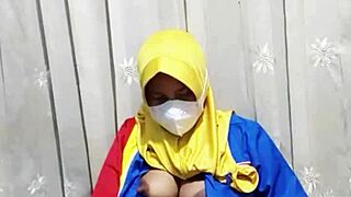 gadis hijab indomaret touches herself before work