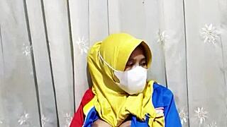 gadis hijab indomaret touches herself before work