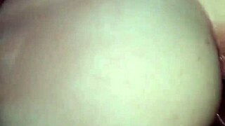 eu fodo a minha branquinha com meu pau negro ela adora dar a buceta de quatro