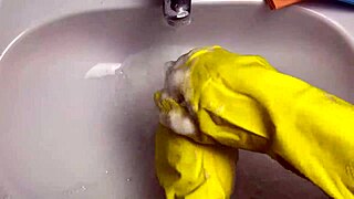 hot housewife washes dildo after her pussy