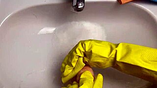 hot housewife washes dildo after her pussy