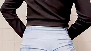 amiga me baila bien rico in the bathroom