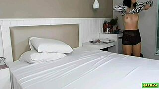 Solo as� se consigue una buena nota en mi colegio me monto sobre la verga de mi profesor para conseguir buenas notas no se puede resistir