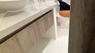 Padrastro Pervertido Sigue Hijastra Nalgona Al Baño Para Follar Coño Meado.