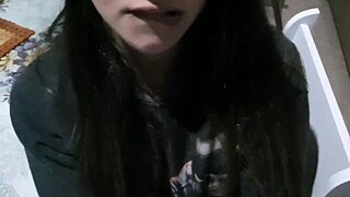 Ganhei um boquete gostoso e depois enfiei 2 paus na bucetinha da putinha 😜