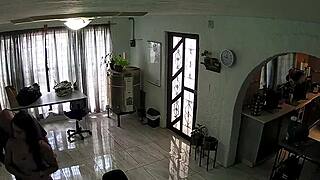 cogiendo con el viejito de mi exprofesor primero faje en la sala