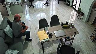 cogiendo con el viejito de mi exprofesor primero faje en la sala