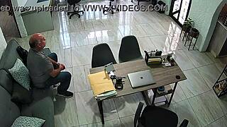 cogiendo con el viejito de mi exprofesor primero faje en la sala