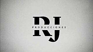 descubro a mi madrastra oliendo mi ropa interior mientras se toca las tetas voy y le ayudo colocándola a chupar coño