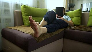 want to see this teen's bare soles?