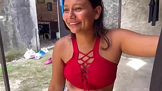 Mi vecino me oferta dinero por dejarme follar acepte su oferta