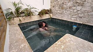 dos lesbianas calientes se masturban en una piscina p�blica con miedo a que las descubran