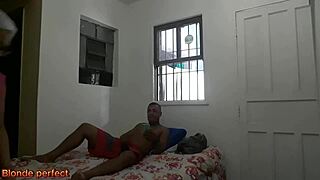 COMENDO EMPREGA A SENHORA PEGOU O PATRÃO BATENDO PUNHETA E NÃO RESISTIU DISSE QUE SE ELE NÃO CONTASSE NADA TAMBÉM NÃO FALARIA NADA PARA A ESPOSA DELE DO QUE A CONTRATOU