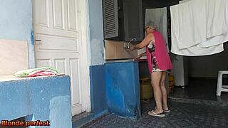 COMENDO EMPREGA A SENHORA PEGOU O PATRÃO BATENDO PUNHETA E NÃO RESISTIU DISSE QUE SE ELE NÃO CONTASSE NADA TAMBÉM NÃO FALARIA NADA PARA A ESPOSA DELE DO QUE A CONTRATOU