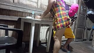 Video reciente con madrastra de compañía ella se le insinúa al hijastro el hijastro se excita y hace algo sorprendente porno real casero