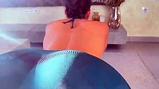 My trainer showed me an awesome routine to exercise my big dick. 💪🍆