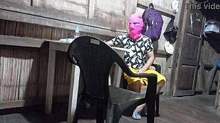 Video reciente con madrastra de compañía ella se le insinúa al hijastro el hijastro se excita y hace algo sorprendente porno real casero