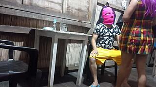 Video reciente con madrastra de compañía ella se le insinúa al hijastro el hijastro se excita y hace algo sorprendente porno real casero