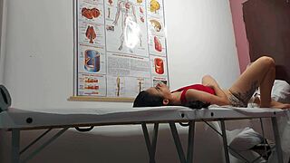 Ginecologista enfia dedo no cu e fode paciente