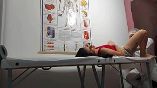 Ginecologista enfia dedo no cu e fode paciente