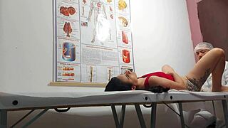 Ginecologista enfia dedo no cu e fode paciente