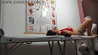 Ginecologista enfia dedo no cu e fode paciente