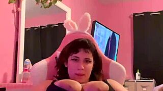 سمينة تلعب بكسها في جلسة منفردة هاوية