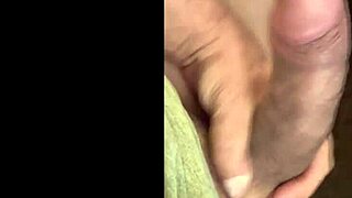 ROLONA GROSSA E CABE�UDA MASTURBATES MONSTER COCK SOLO