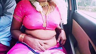 Indian Housewife In Saree Has Car Sex With Boyfriend While Cheating
