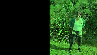 trashy kiwi milf pissing on roadside with traffic 🚗