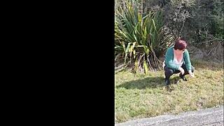trashy kiwi milf pissing on roadside with traffic 🚗