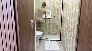 Comi a Namorado do Meu Amigo Enquanto Ele Não Chegava 😈