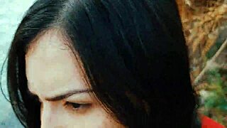 Arriesgado blowjob apasionado en la naturaleza al aire libre