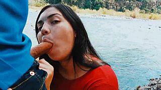 Arriesgado blowjob apasionado en la naturaleza al aire libre