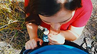 Arriesgado blowjob apasionado en la naturaleza al aire libre