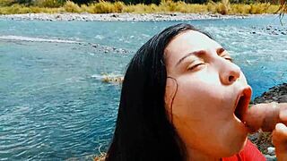 Arriesgado blowjob apasionado en la naturaleza al aire libre