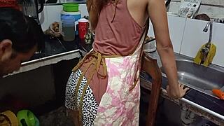 Que Solitaria Cocinando Yo Esperando A Que Llegue Mi Marido A Comer Su Rico Almuerzo Qu� Le Prepare Y Resulta Que Me Comi� El Co�o Y Decidi� Saciar Su Hambre Con Mi Cuerpo