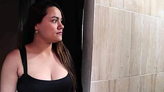 Cornuda de mi amiga me le follo a su esposo en la ducha mientra ella esta en el cuarto porno en español~pov~culonas tetonas